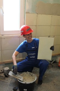 voluntar-Habitat-Cluj-montand-faianta