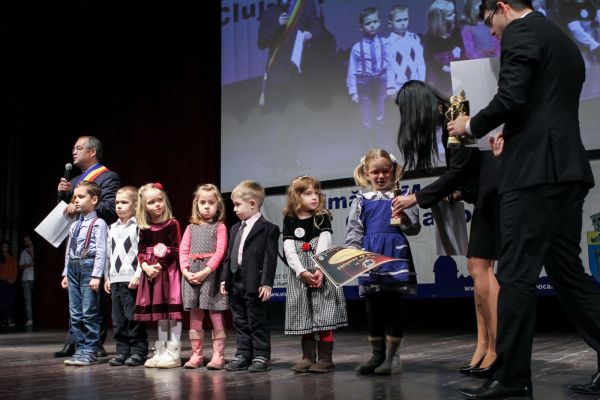 Zeci de tineri clujeni cu performante, premiati la Gala  ”10 pentru Cluj – Juniorii Clujului, Speranţele Cetăţii”