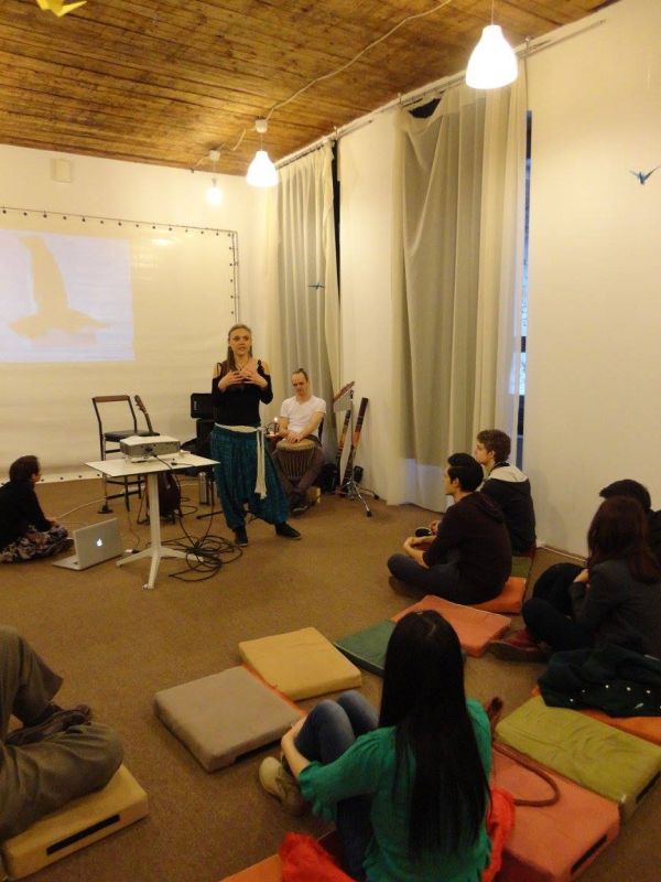 Clujenii au învăţat despre tehnicile de meditaţie şi respiraţie cu Modiwo la un eveniment al Centrului pentru Studii Indiene din Cluj