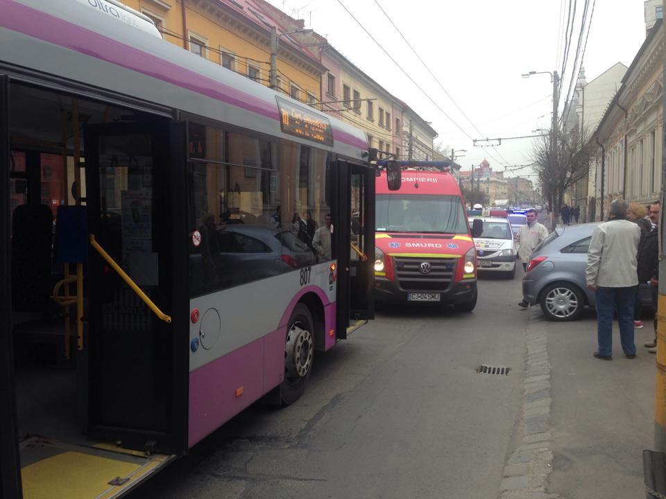 Incident pe Moţilor. Mai mulţi călători au fost răniţi într-un autobuz după o frână bruscă