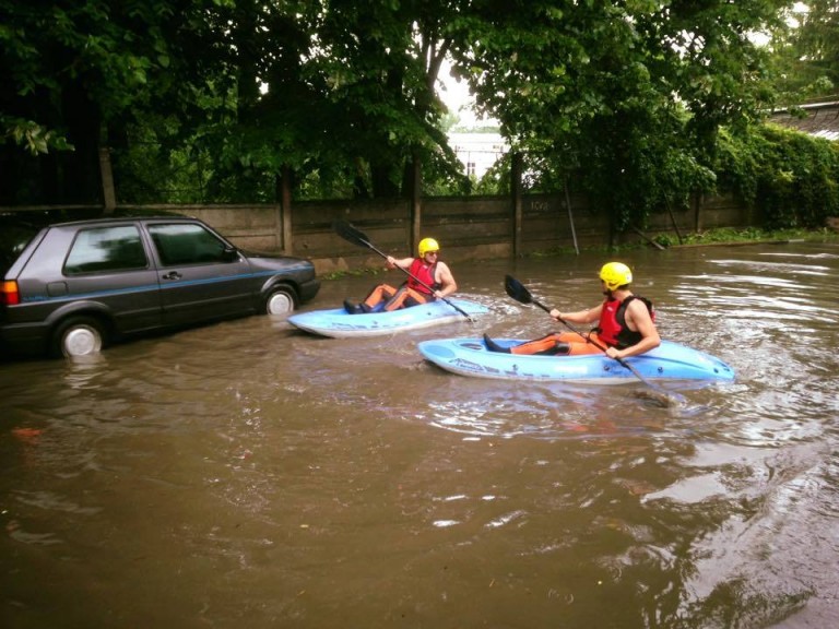 ISU Cluj a intervenit pentru degajarea apei acumulate în mai multe localități în urma ploilor abundente.