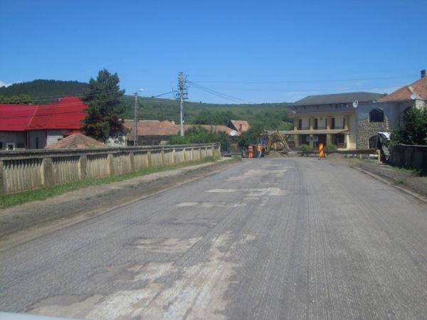 Se asfaltează DJ 107M, între Vlaha și Săvădisla. Lucrările pregătitoare au început.