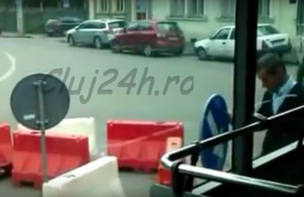 [Video] Un şofer CTP îşi face loc pe Cardinal Iuliu Hossu: Pentru a nu lovi o maşină parcată mută parapeţii din plastic.