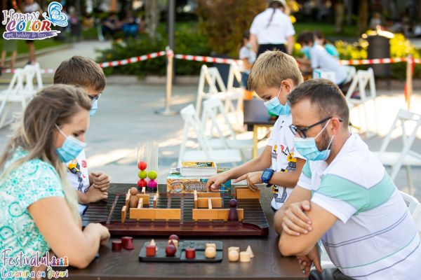 Caravana cu Jocuri-festival de joacă, carte și arte ajunge în Iulius Parc Cluj.