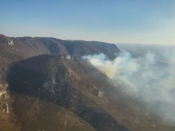Incendiu de pădure în Munții Apuseni. Unitățile Speciale de Aviație Cluj-Napoca s-au implicat pentru stingerea incendiului