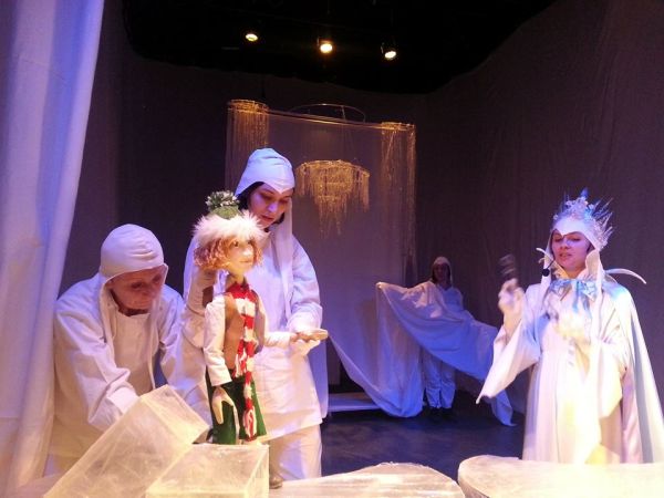 „Crăiasa Zăpezii”, una dintre cele mai frumoase povești de Hans Christian Andersen,  se joacă duminică  pe scena Teatrului „Puck” din Cluj-Napoca