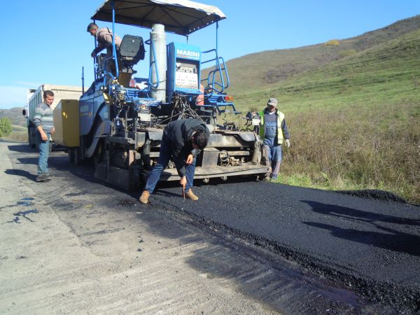 RAADPP Cluj execută lucrări de asfaltare pe DJ 161K, între localităţile  Căianu şi Bărăi