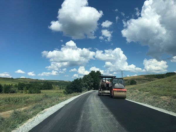 A început asfaltarea pe Drumul Bistriței DJ161G.