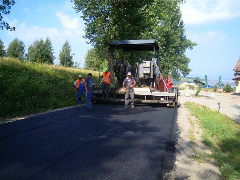 Se asfaltează drumul județean care duce spre pârtia de schi din Feleacu