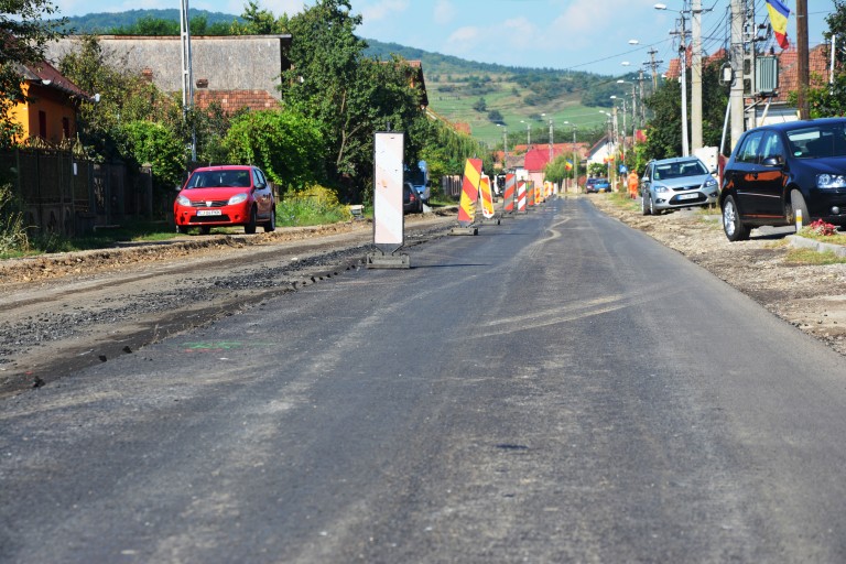 A început asfaltarea drumului județean paralel cu Autostrada Transilvaniei