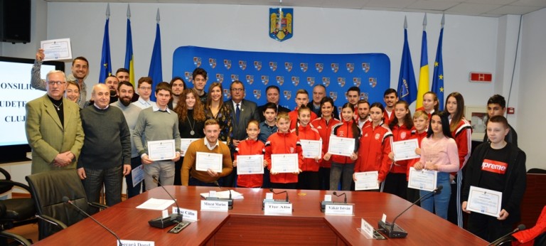 Tinerii clujeni cu rezultate deosebite în an Centenar au fost premiați de Consiliul Județean Cluj