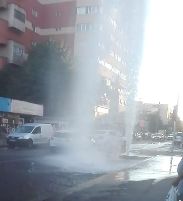 UPDATE: (Video) Strada Dâmboviței în prag de inundare.