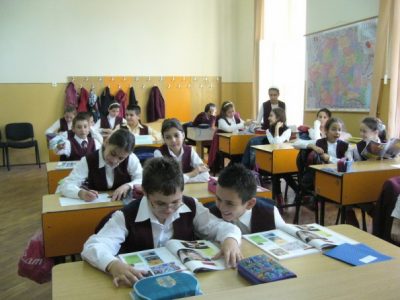 9 oferte de manuale pentru clasele I şi a II-a în licitaţia organizată de Ministerul Educaţiei