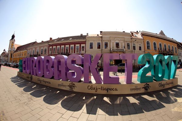 Începe numărătoarea inversă până la EuroBasket 2017: un simbol gigant a fost instalat în Cluj-Napoca și în alte 3 orașe europene