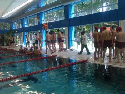Peste 200 de înotători participă la Swimathon pentru 19 proiecte
