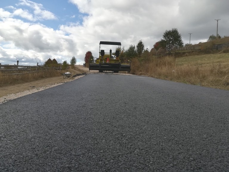 Consiliul Județean Cluj a demarat asfaltarea unui nou sector al drumului județean 107T, pe direcția Mărișel – Măguri Răcătău