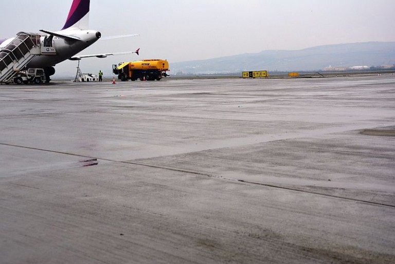 CJ Cluj acuză: „Pista nouă a aeroportului prezintă degradări”. Ce spun reprezentanții aeroportului?