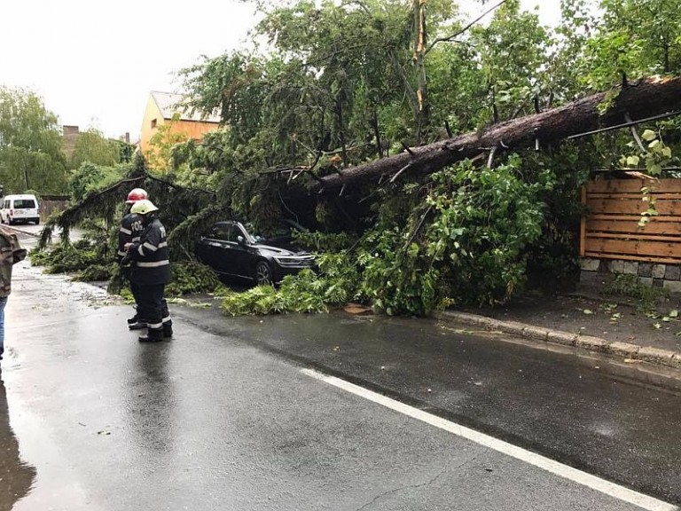 Furtuna de ieri a făcut probleme în mai multe localități din județ. Iată ce intervenții a avut ISU Cluj