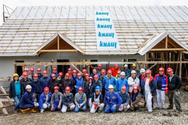 Habitat for Humanity: Top managementul companiilor Knauf Gips și Knauf Insulation din șase țări au construit locuinţe la Cluj