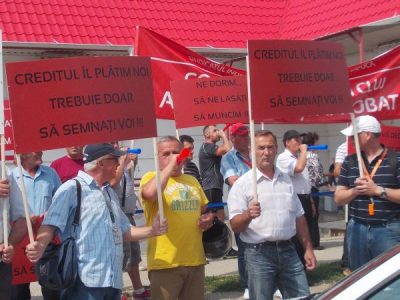 Angajaţii de la aeroport au protestat în faţa Consiliului Judeţean Cluj
