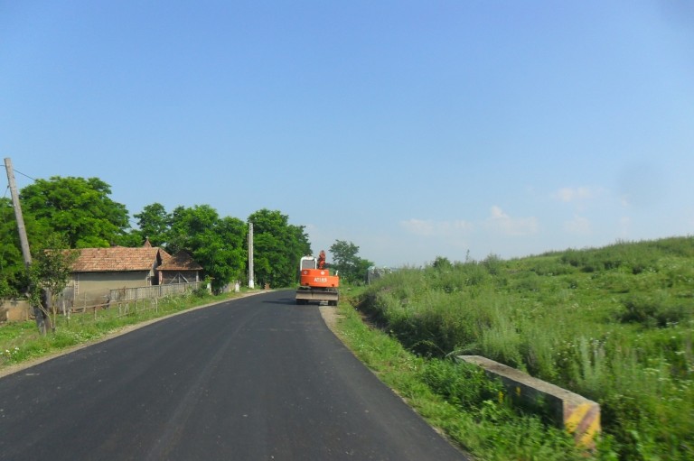 Au demarat lucrările de asfaltare pe sectorul de drum Gherla – Fizeșu Gherlii