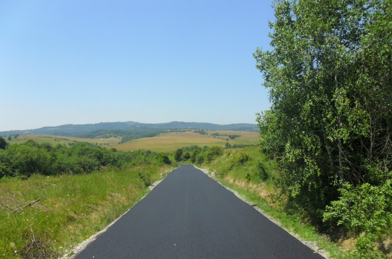 Au fost finalizate lucrările de asfaltare pe drumul județean 191D (DJ 108A) Vânători – limită cu județul Sălaj