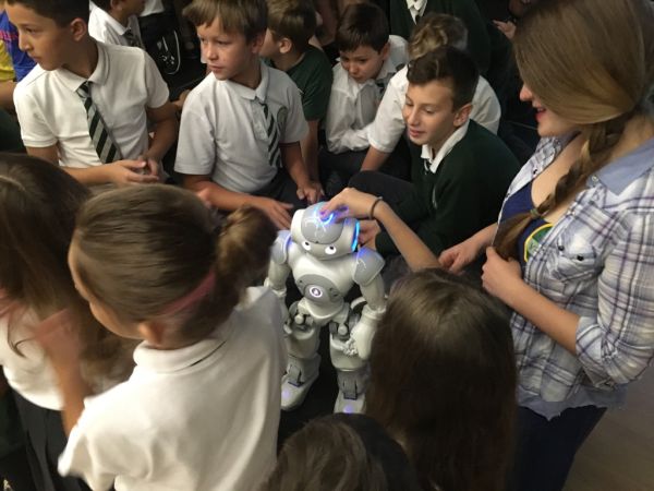 Peste 350 de elevi clujeni, inițiați în tainele roboticii cu ajutorul lui  NAO