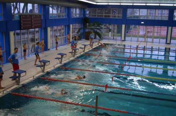 300 de elevi clujeni participă la singura competiție școlară de natație  din România