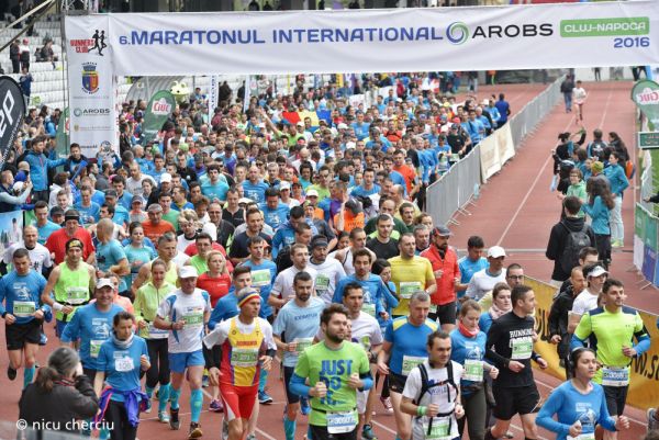 Peste 4000 de alergători, 700 de copii și mii de clujeni pe margine la Maratonul Internţional AROBS Cluj-Napoca