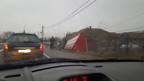 Un polonez a provocat un accident cu mai multe maşini în Gilău. A ajuns cu autotractorul în casa unui locuitor