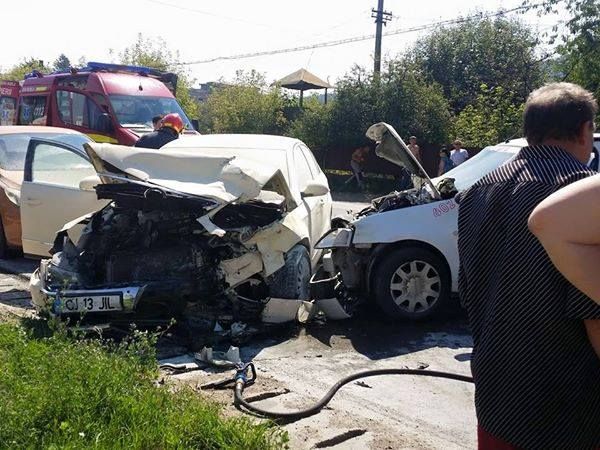 Cinci bărbaţi răniţi după ce conducătorul auto a adormit la volanul autoturismului