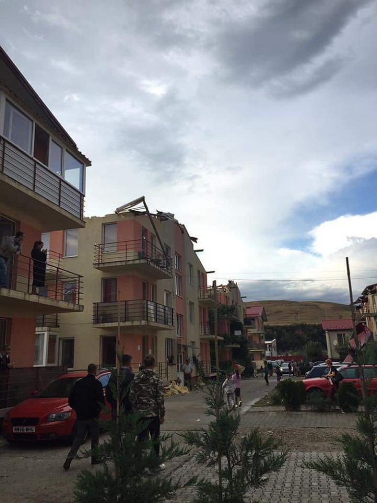 UPDATE: Prăpăd la Florești după furtună: au zburat acoperișuri de pe blocuri, mașini distruse