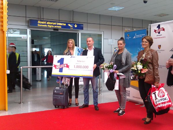 [Foto&Video] Pasagerul cu numărul 1 milion ce a sosit pe Aeroportul Internaţional din Cluj a fost premiat.