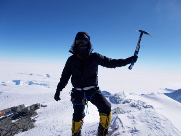 Primul alpinist clujean care a reuşit să cucerească vârful Vinson (4897 m), cel mai înalt de pe continentul alb: Antarctica!
