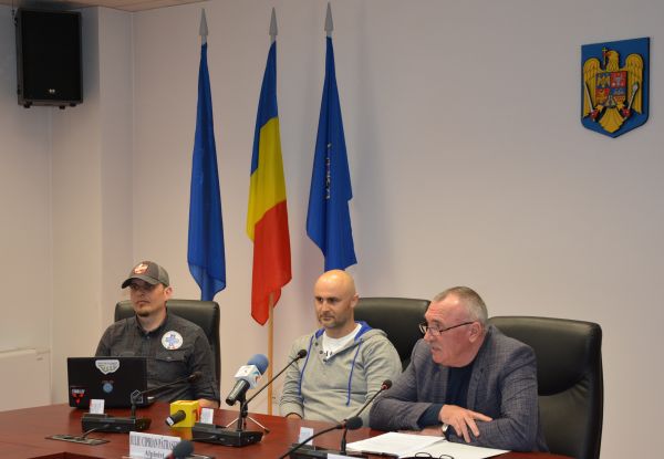 Înmânarea drapelului judeţului Cluj alpinistului clujean Pătraşcu Iuliu Ciprian