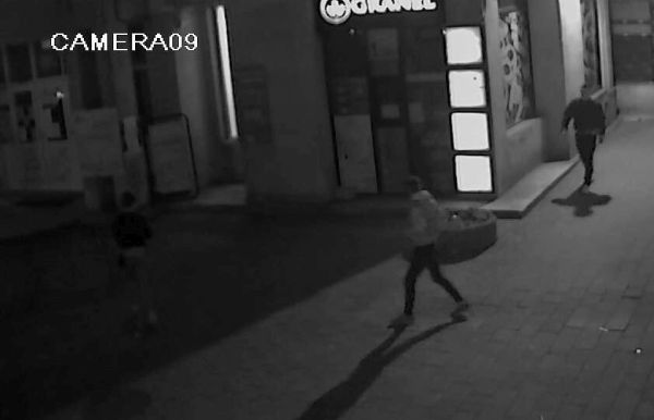 [Video] Trei tineri sunt căutați de polițiști după ce au agresat o persoană în cartierul Mărăști. Victima a ajuns inconștientă la la spital.