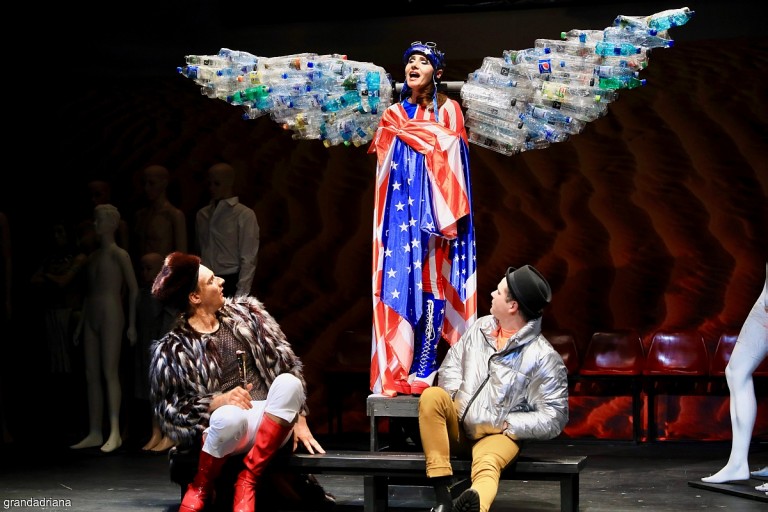 Spectacolul Îngeri în America revine pe scena Teatrului Maghiar Cluj!
