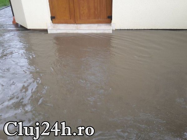 Florești: [Video] O scurtă ploaie puternică a inundat strada Florilor.