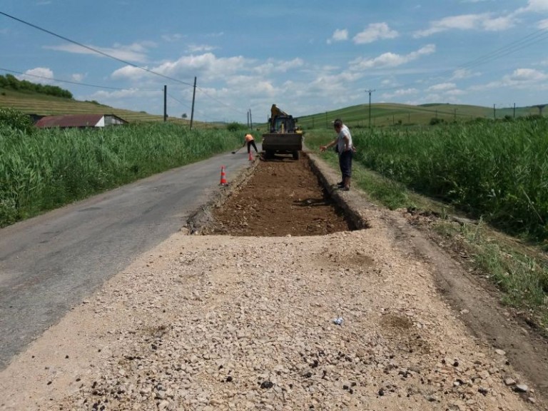 Se efectuează lucrări de întreţinere pe drumul judeţean DJ 161A Apahida – Cojocna