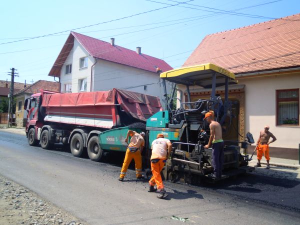 Între Vlaha și Săvădisla, DJ 107M, se toarnă asfalt