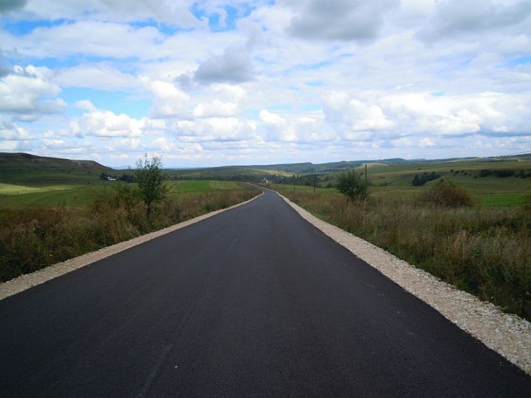 Pas înainte în procesul de modernizare și reabilitare a peste 100 de km de drumuri județene