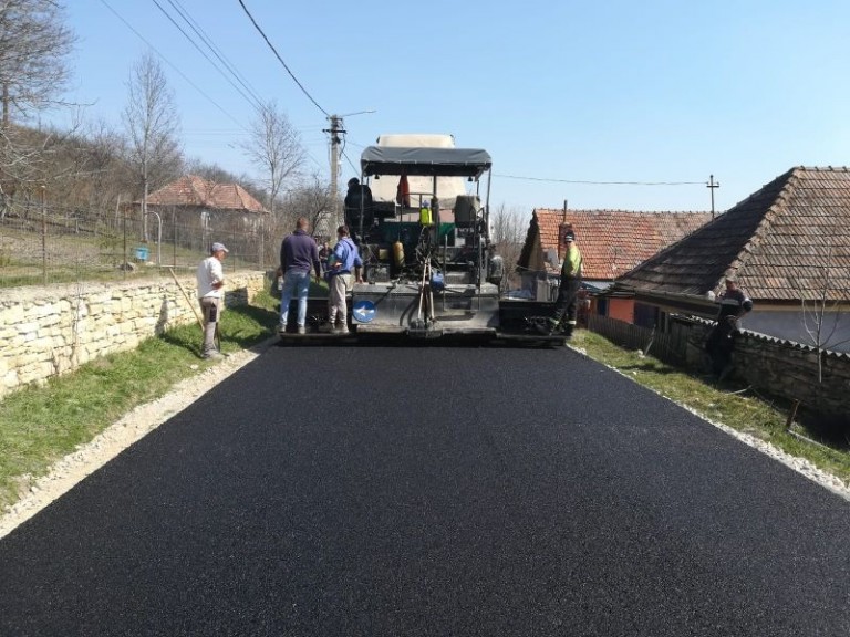 Au fost finalizate lucrările de asfaltare pe drumul județean 108C Gârbău – Aghireșu – Leghia