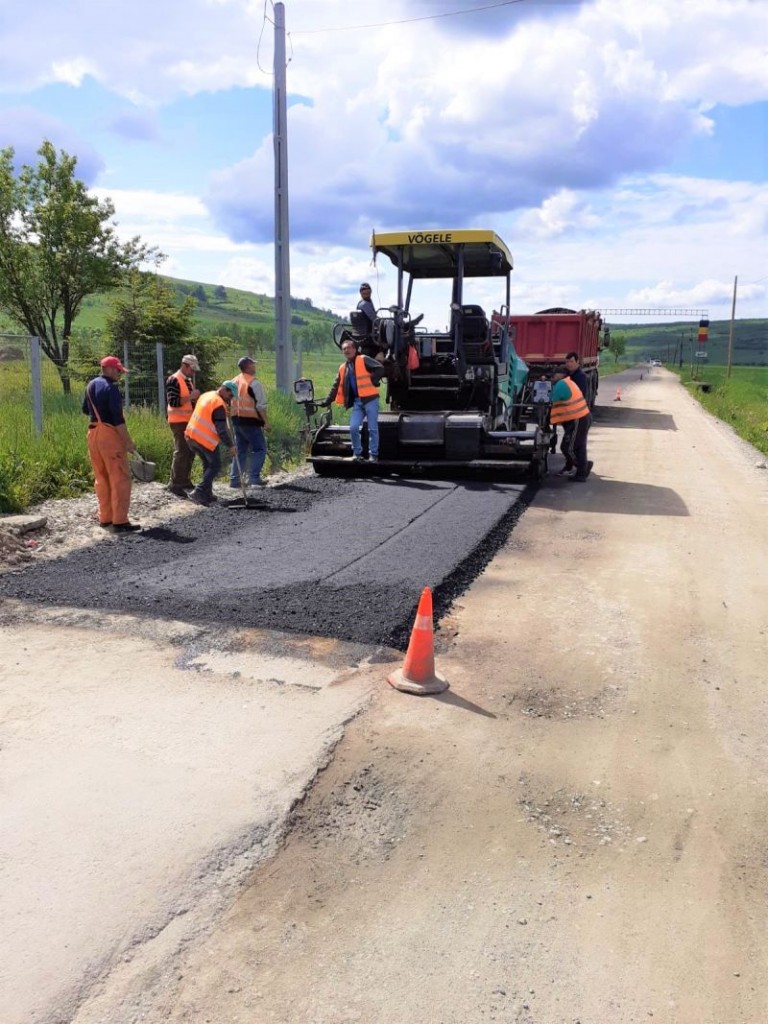 Lucrările de modernizare pe drumul judeţean 161C Iclod – Aluniş – Corneni au intrat în faza de asfaltare