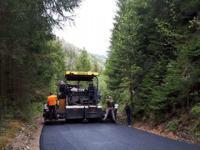A fost finalizată asfaltarea sectorului de drum Măguri – Măguri Răcătău
