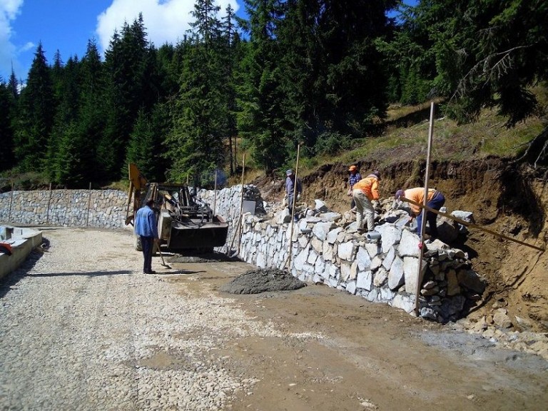 Au demarat lucrările de asfaltare pe drumul județean ce leagă stațiunea Băișoara de pârtia de schi Buscat
