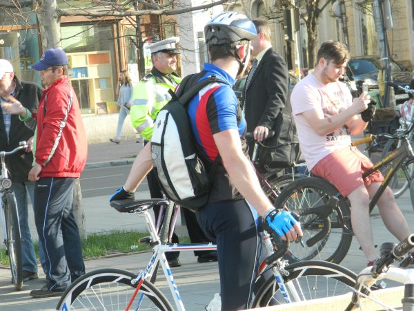 Un biciclist a fost rănit după ce o şoferiţă l-a acroşat pe strada Madach Imre.