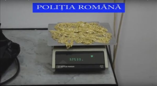Bărbat prins în trafic la Floreşti transportând bijuterii din aur. Poliţiştii l-au amendat dar au şi confiscat o parte din marfă pentru care nu avea acte.