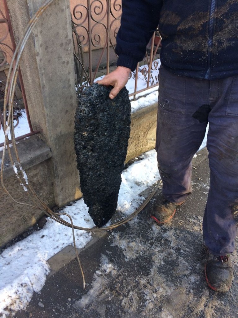 Florești: Dorel, asfaltul nu-i pentru canalizare! Surpriză în canalizarea de pe Avram Iancu. Să fie de la lucrările la trotuare?