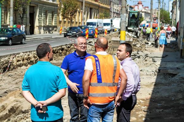 Emil Boc: „În această săptămână, în funcţie de vreme, începe asfaltarea străzii Moţilor”