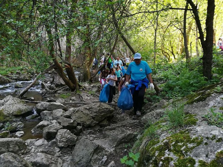 Peste 50 de saci cu deșeuri colectați în doar câteva ore în Rezervația Naturală CheileTurzii